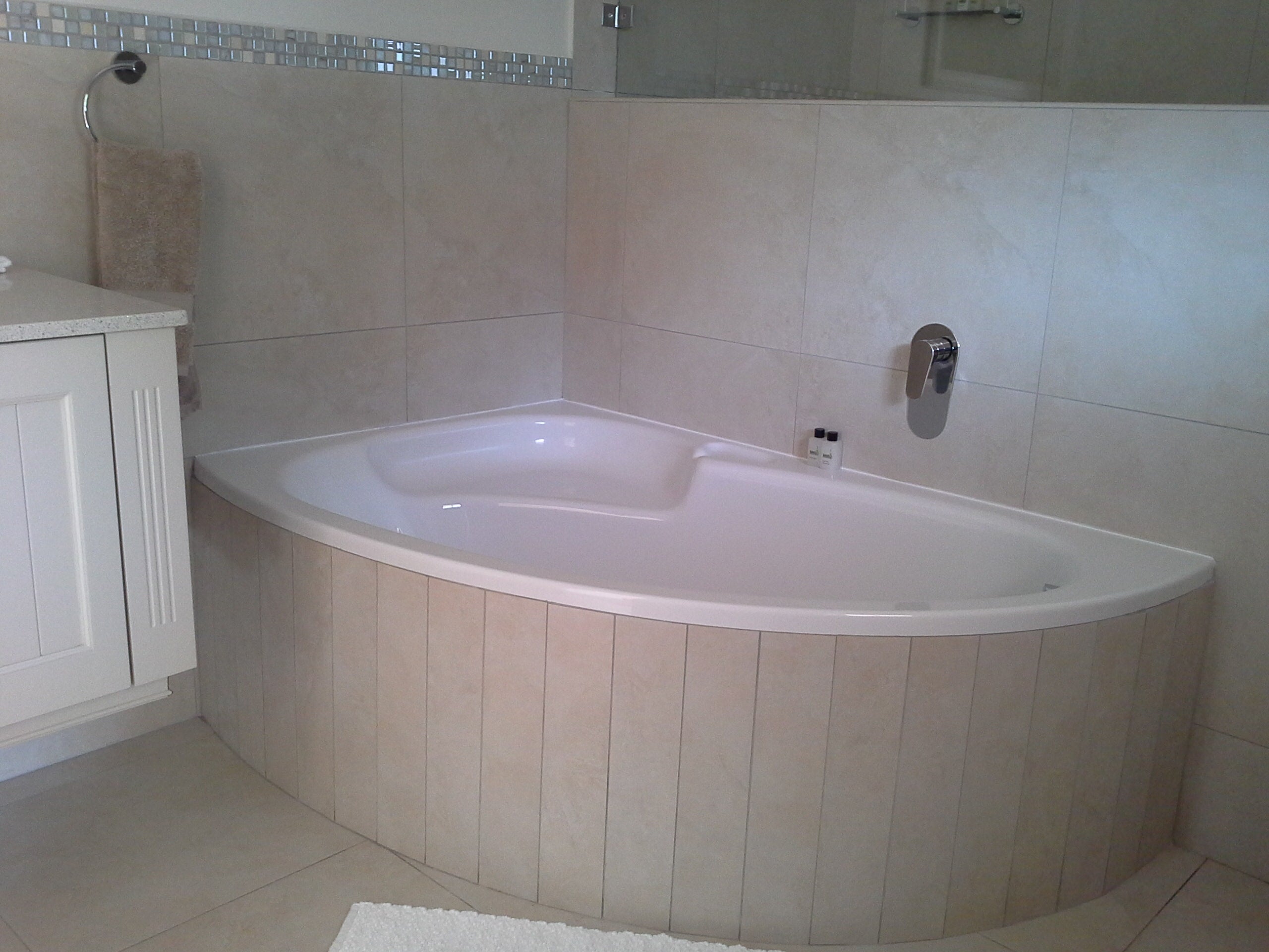 Corner bath