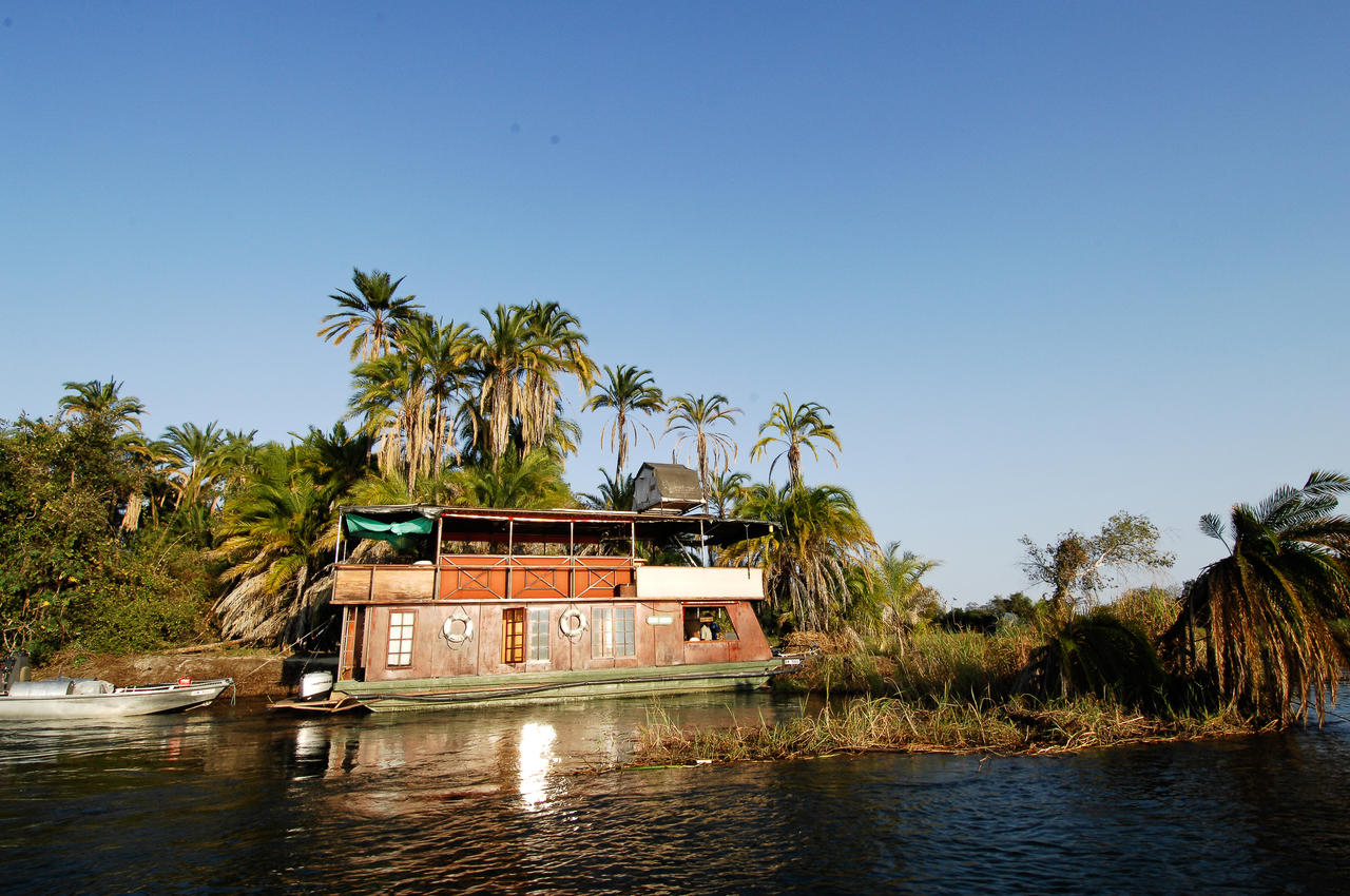 Kubu Queen Houseboat