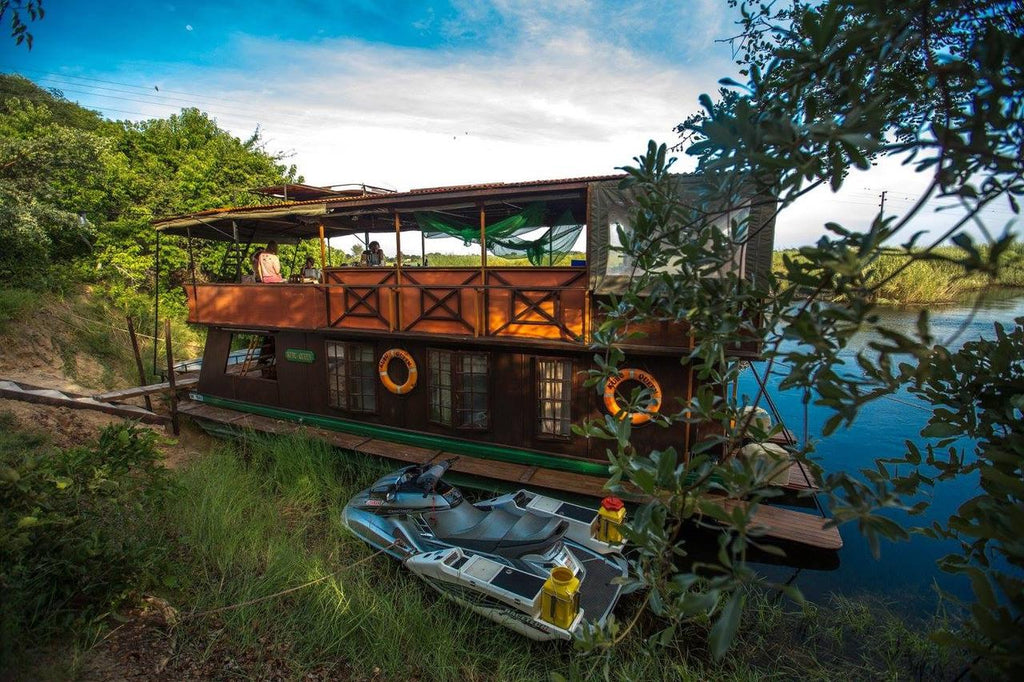 Kubu Queen Houseboat