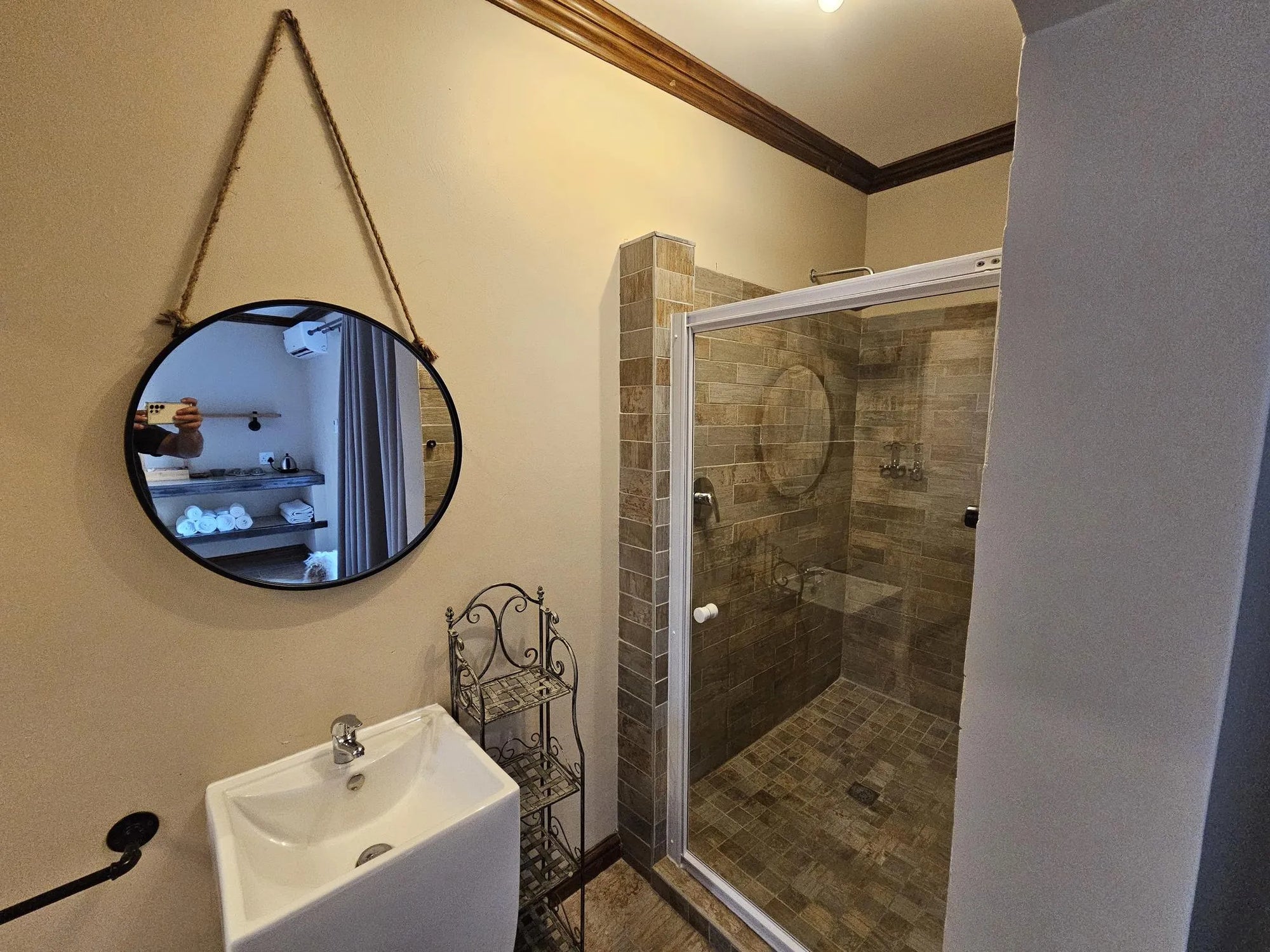 Room gallery image 4.