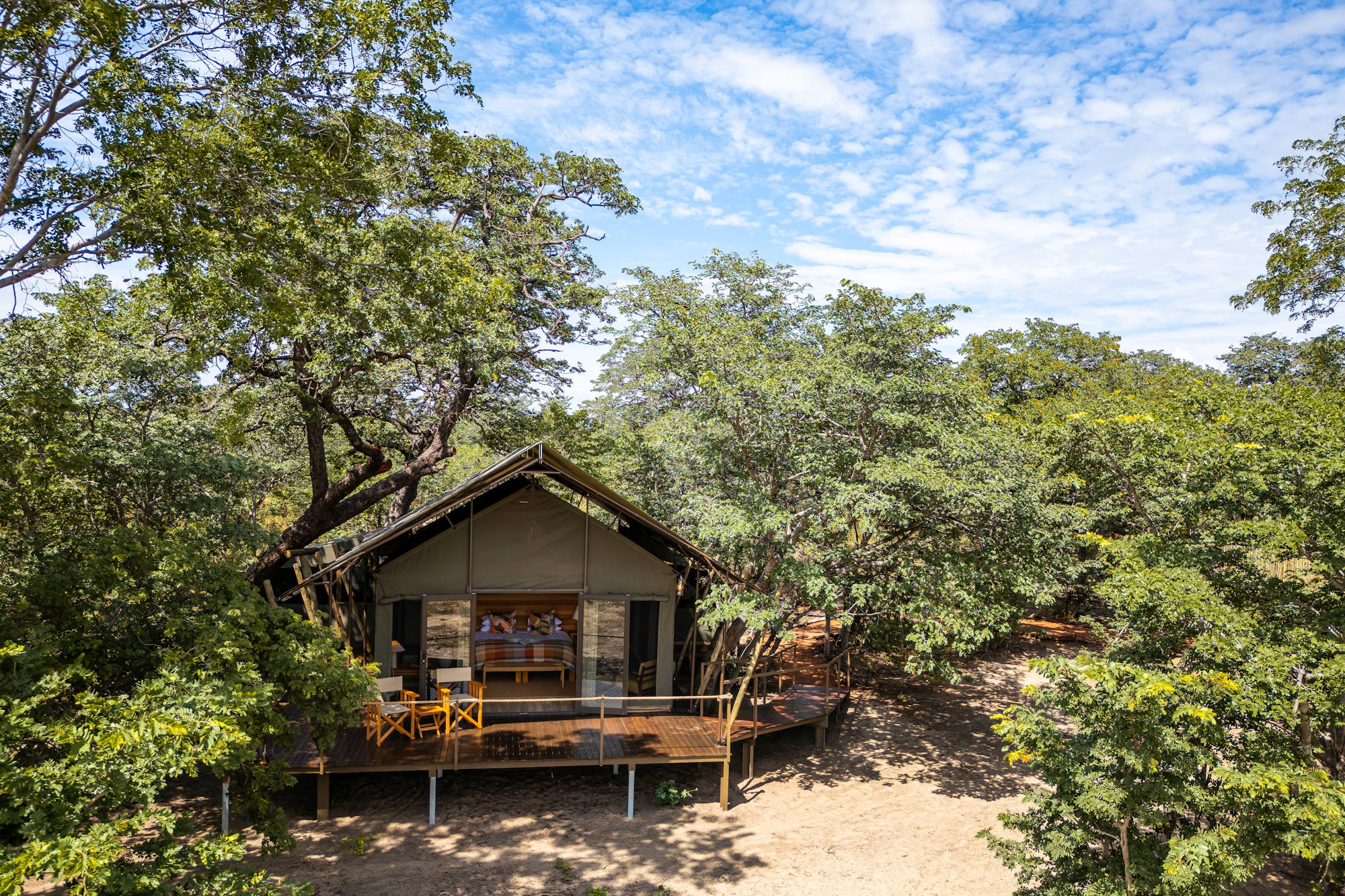 Muddy Teak - tent exterior