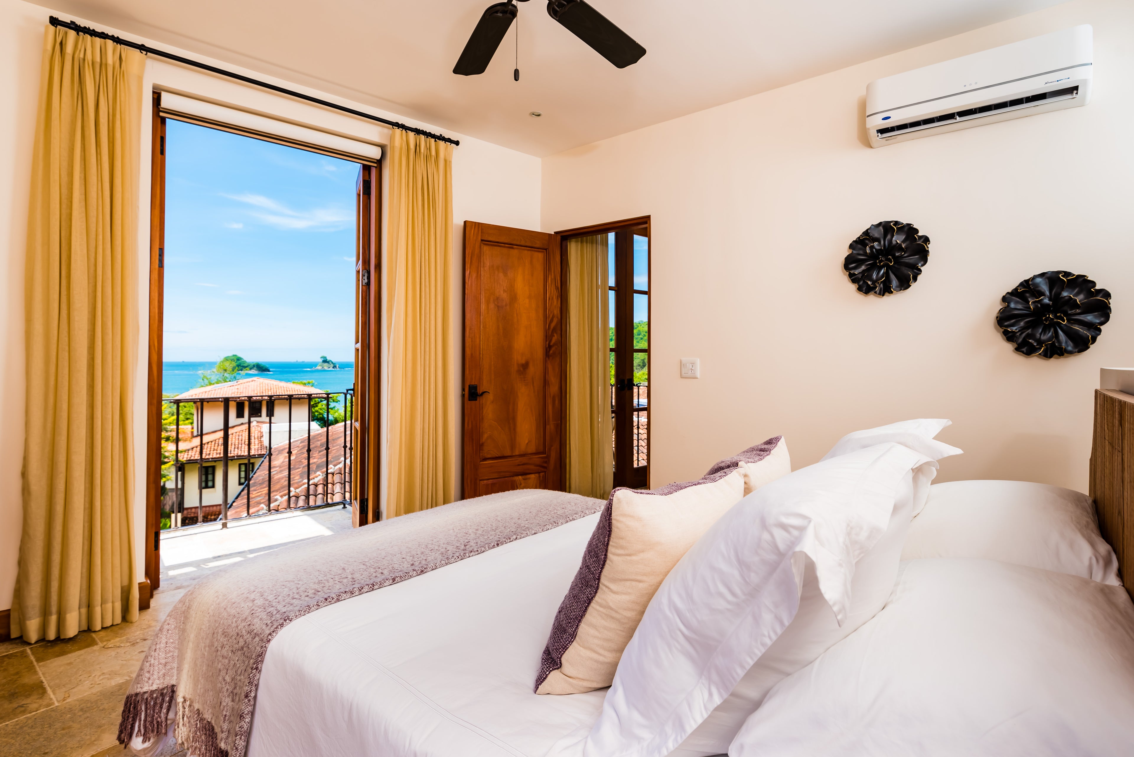 Las Catalinas Doorway | Flat | 31 Plaza Central