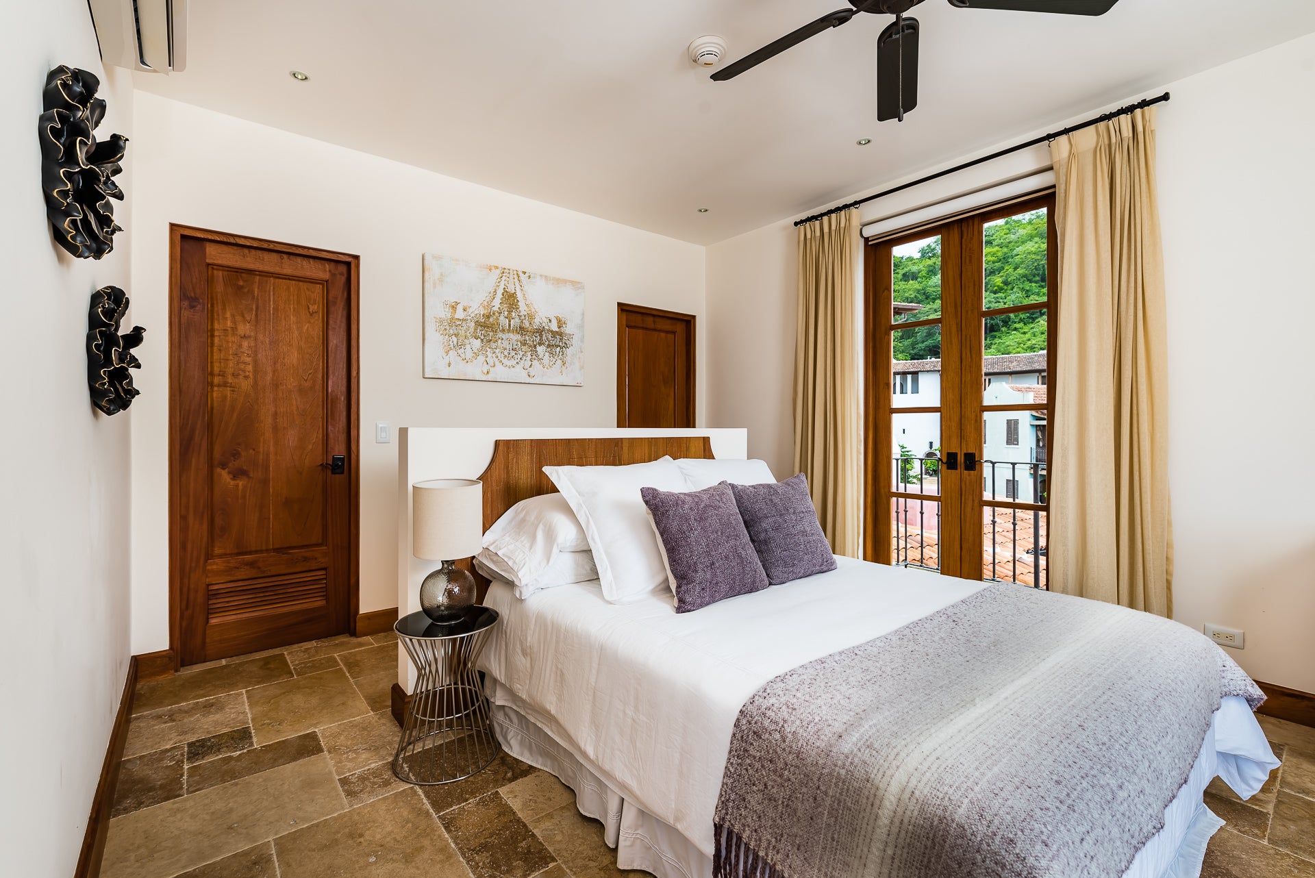 Las Catalinas Doorway | Flat | 31 Plaza Central