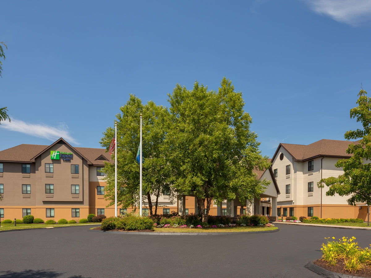 Holiday Inn Express & Suites Bradley Airport