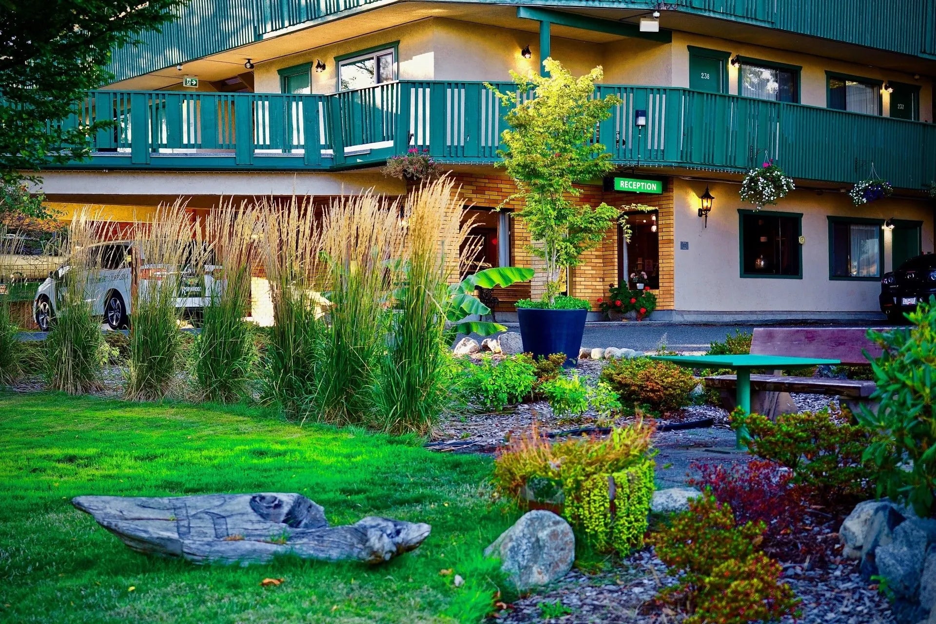 Robin Hood Inn & Suites