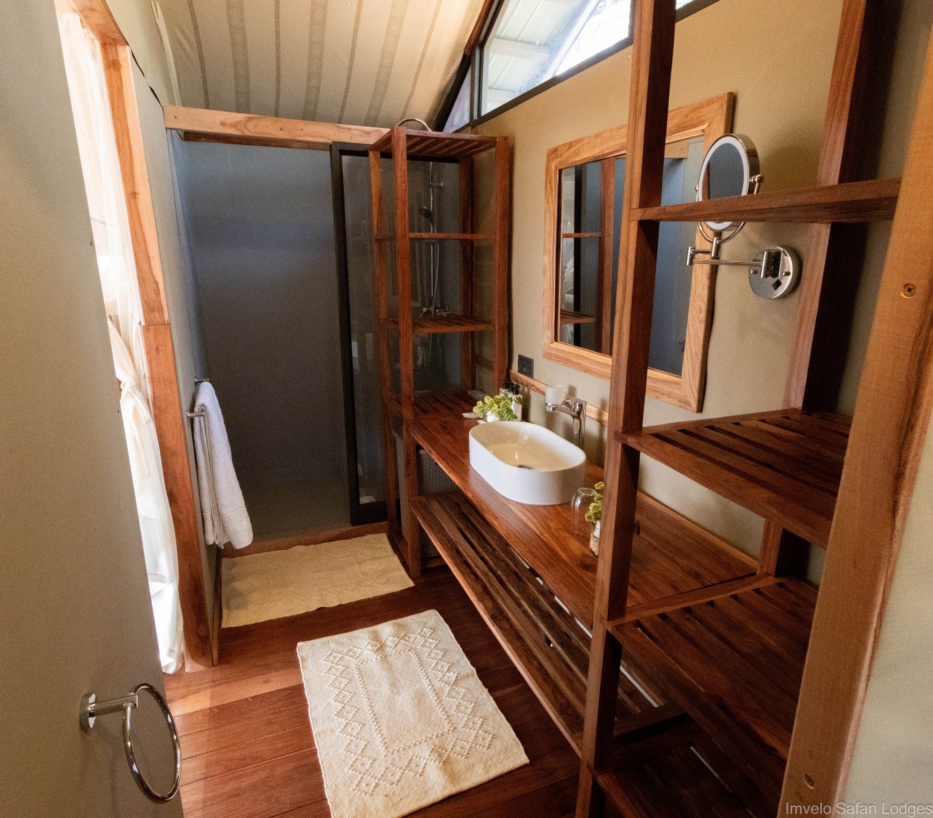Treehouse Crombec - bathroom