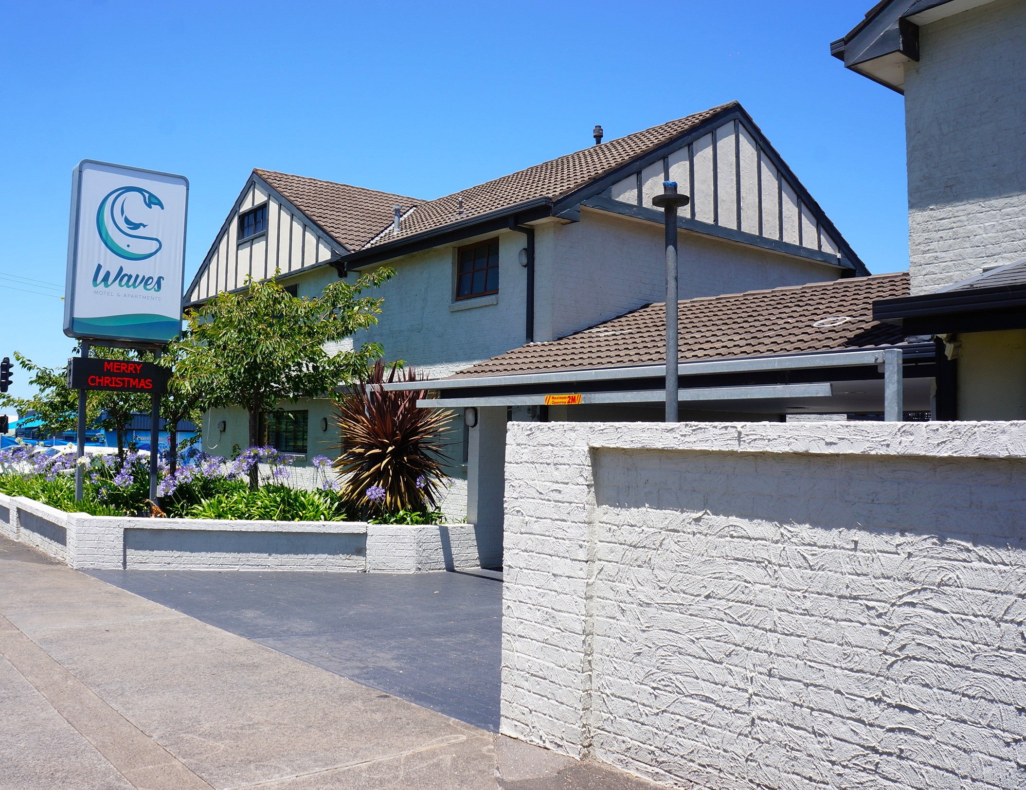 Waves Motel and Apartments