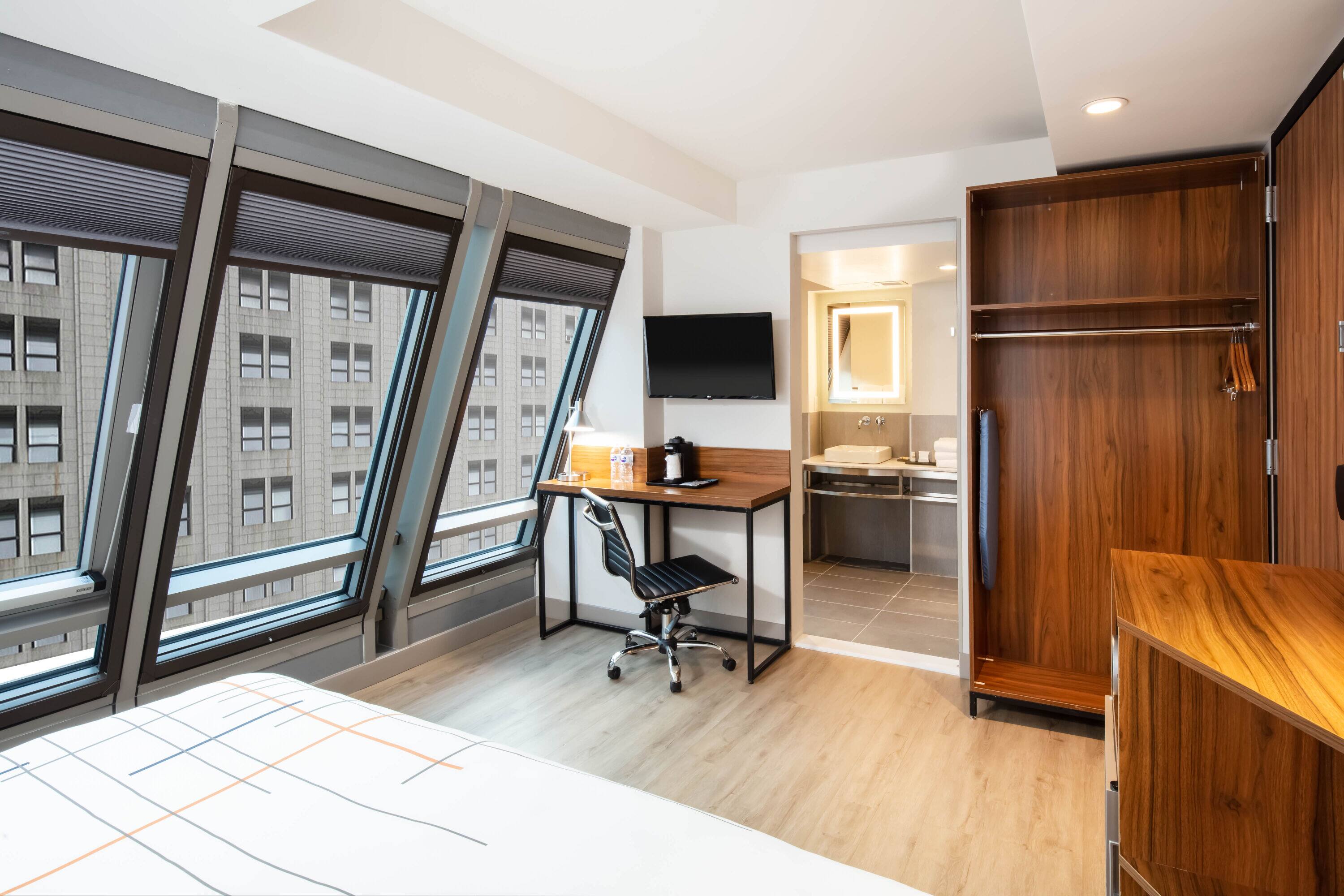 La Quinta Inn & Suites by Wyndham Times Square South