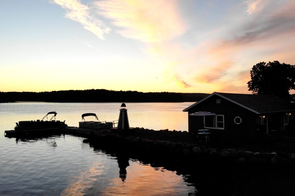 Lighthouse Motel & Cottages