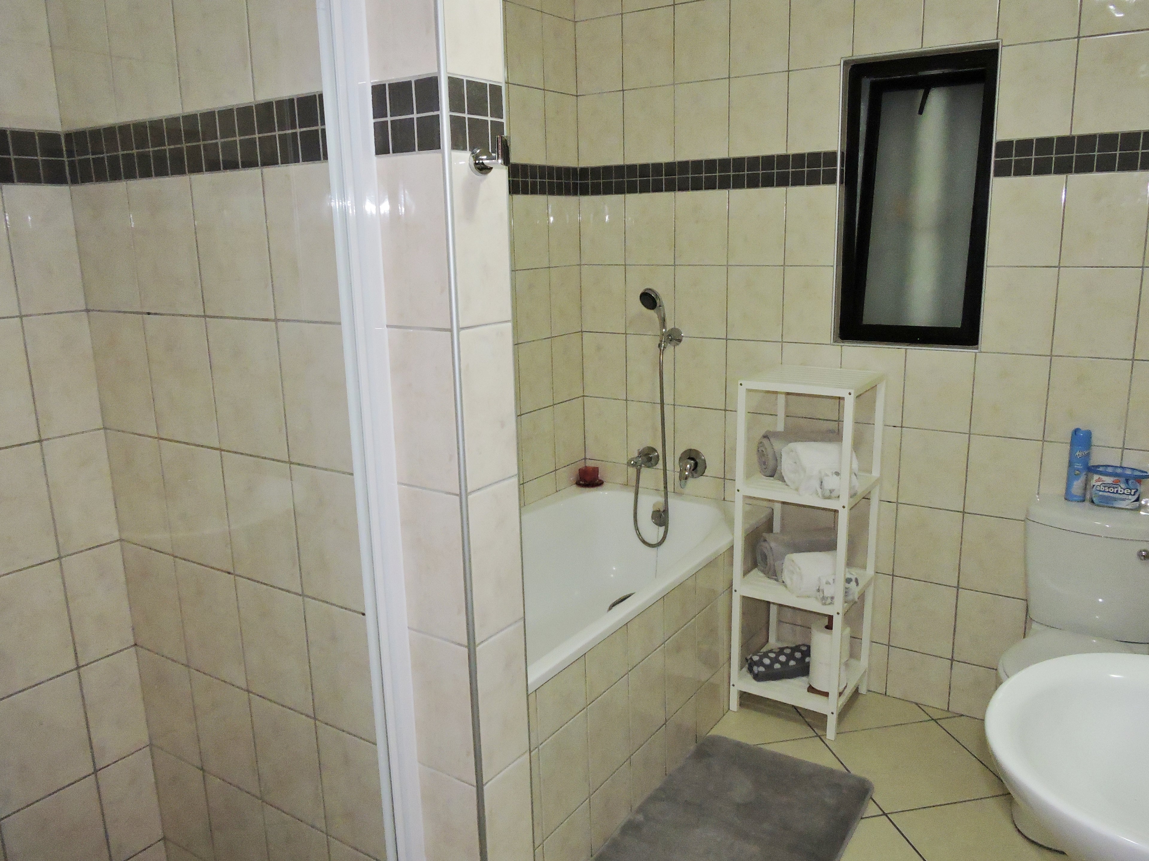 Exousia Self Catering: Main Bathroom