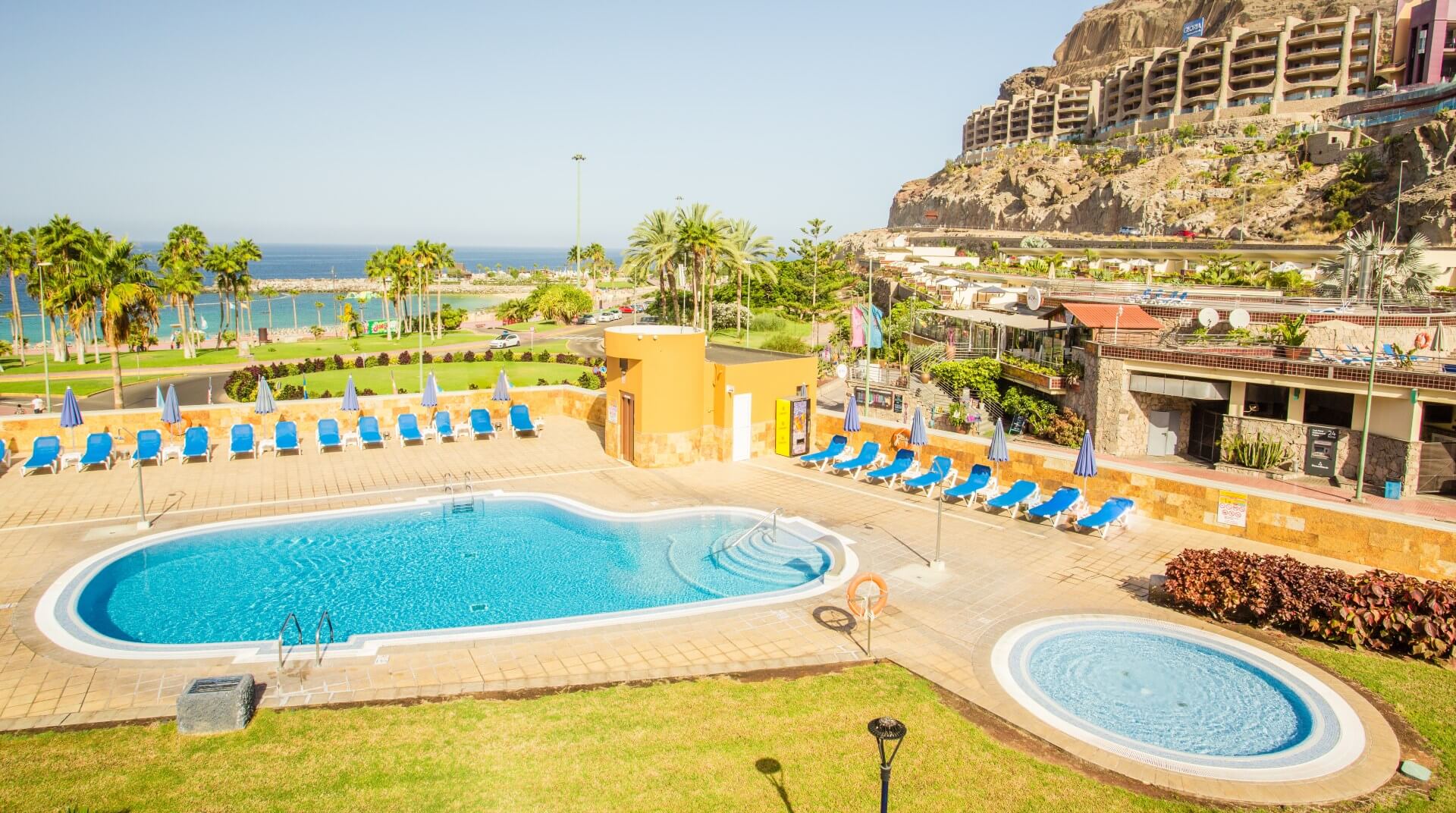Apartamentos Amadores Beach