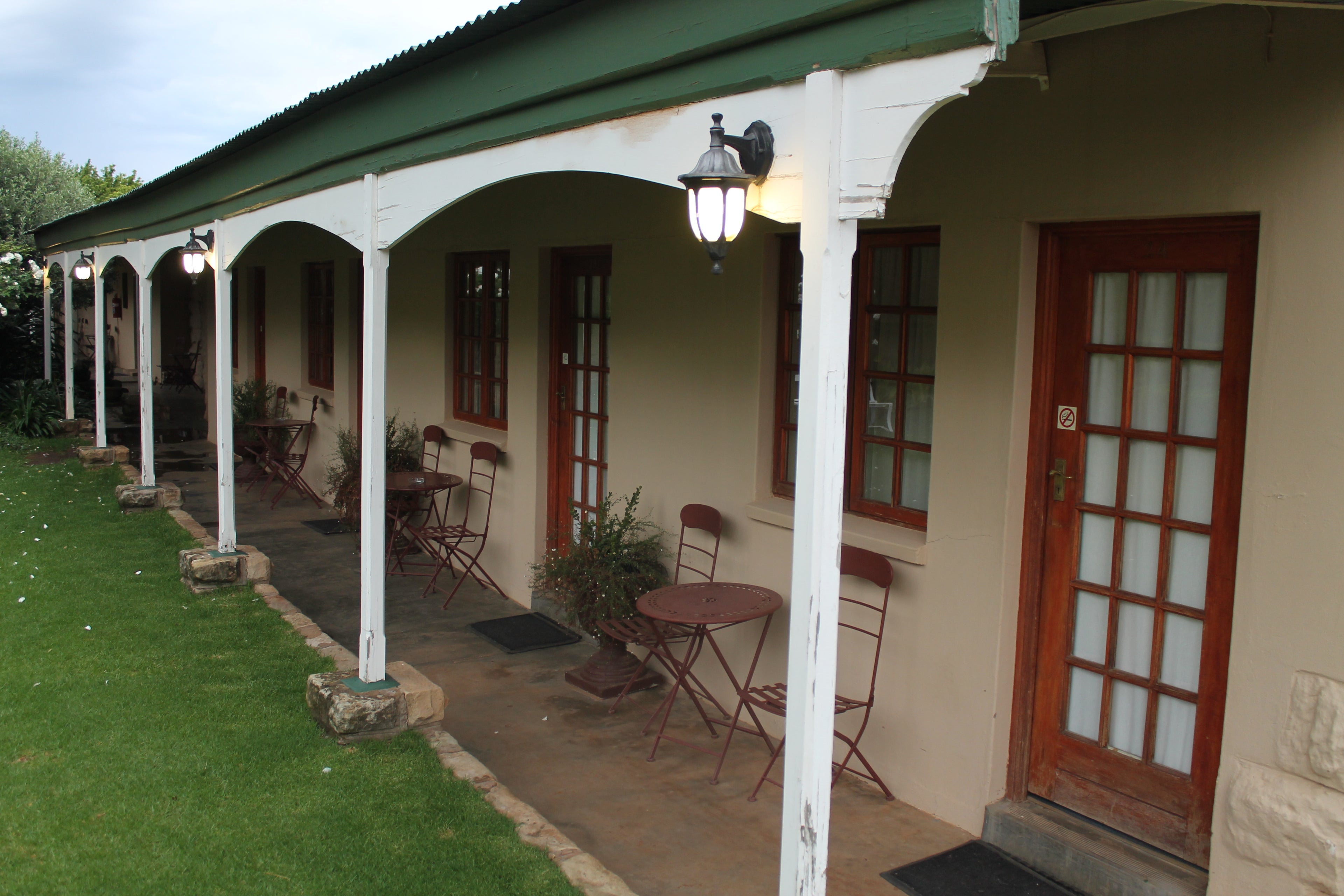 Slabbert wing with patio and seating overlooking the gardens
