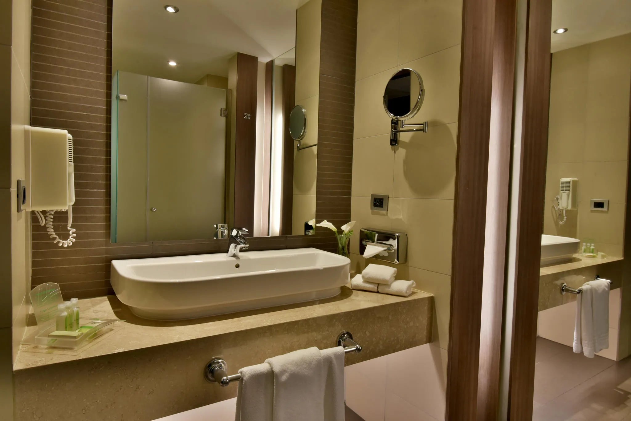 Baño at Holiday Inn Santiago Airport Terminal, Santiago, Chile.