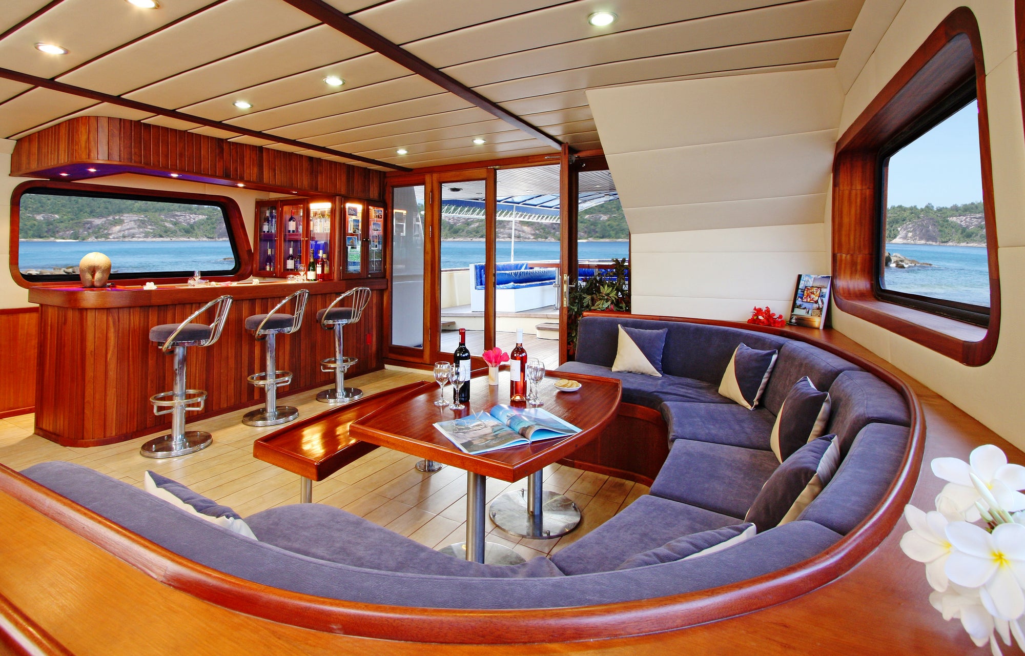 SY Sea Bird Bar Lounge