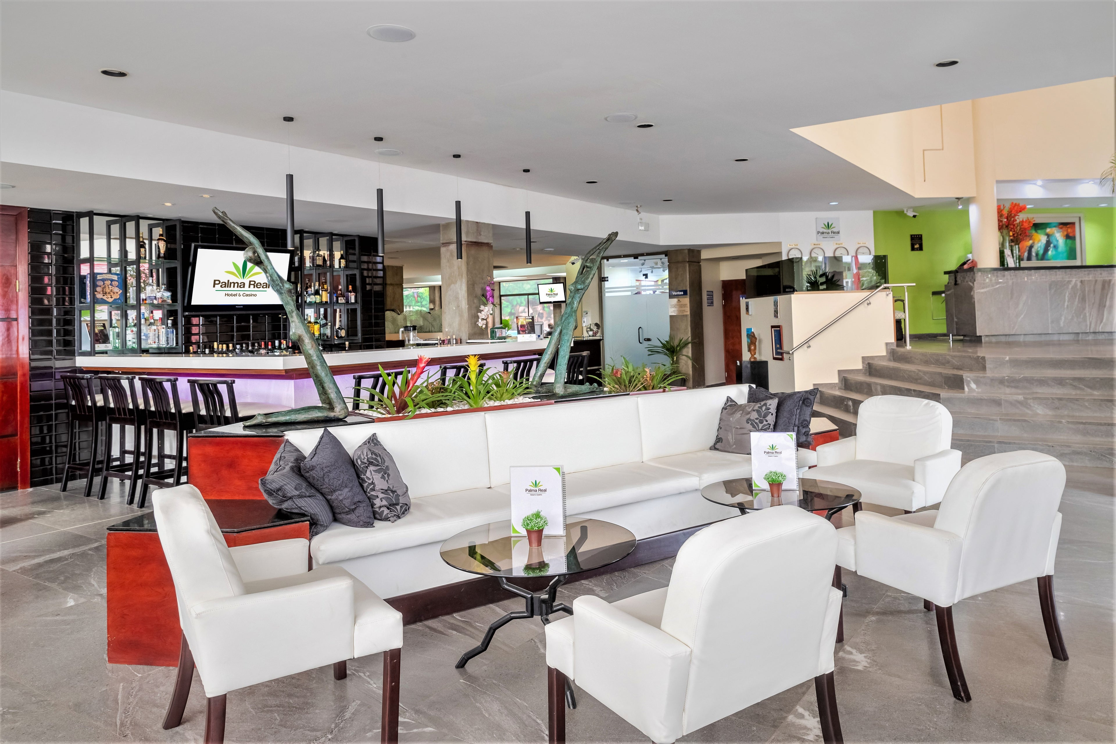Lobby & Bar