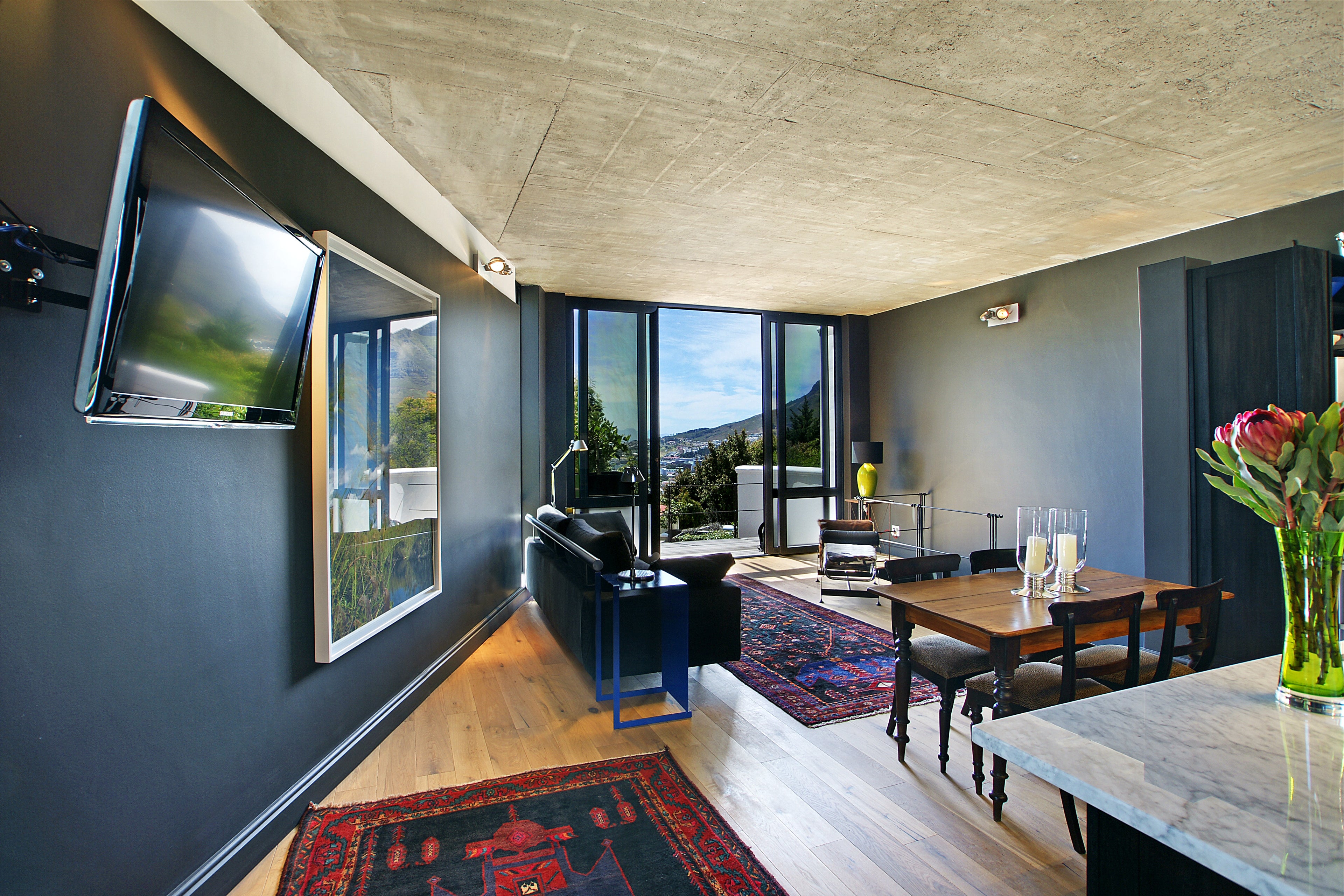 Chic Views - Living and Dining area