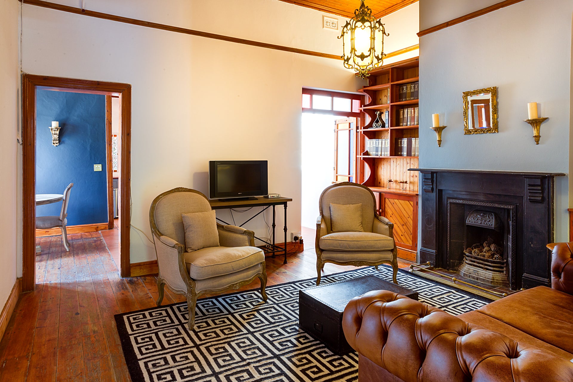 Albert Cottage - Living room with fireplace