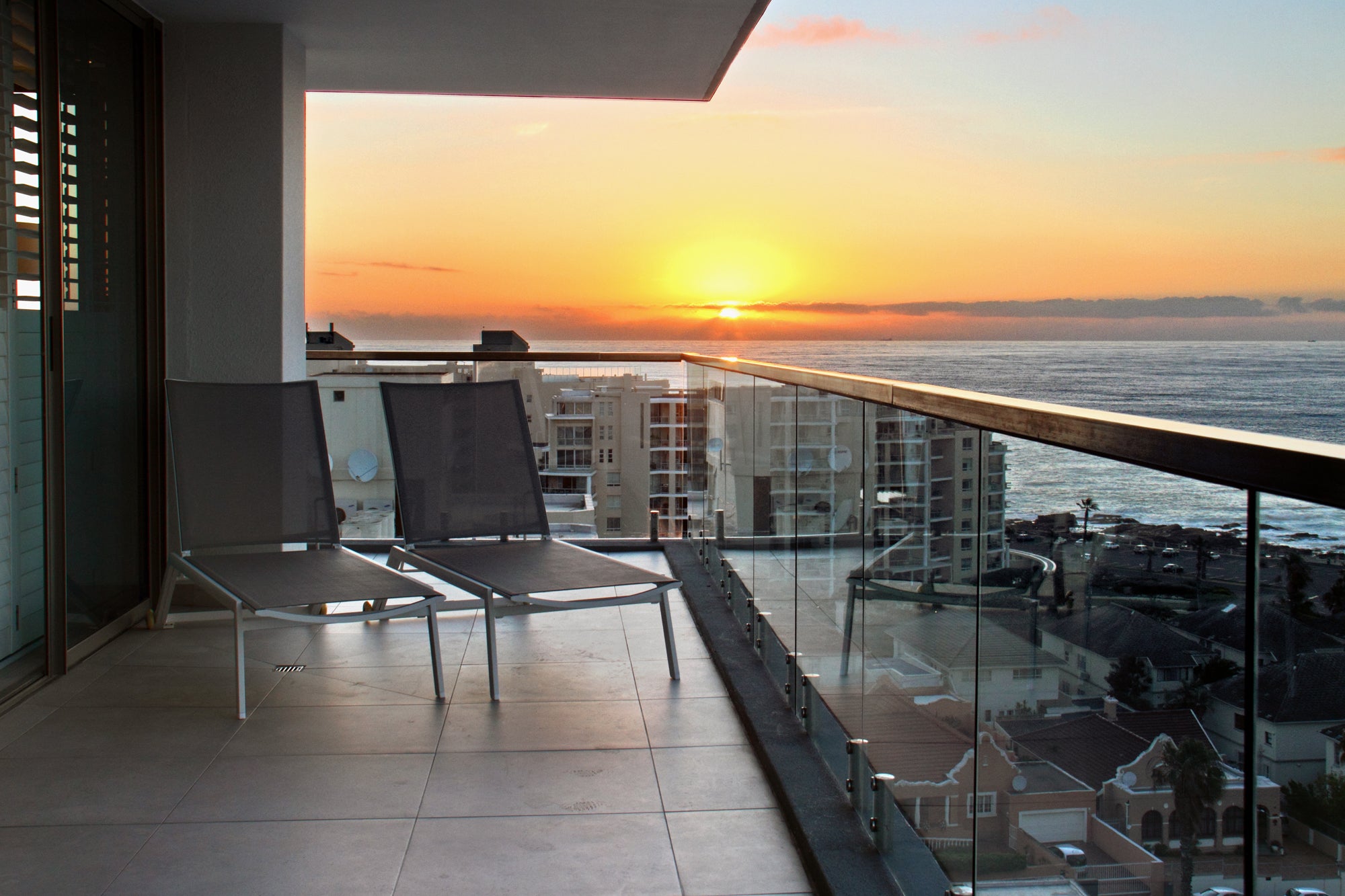 Enjoy the sun loungers with an ocean views
