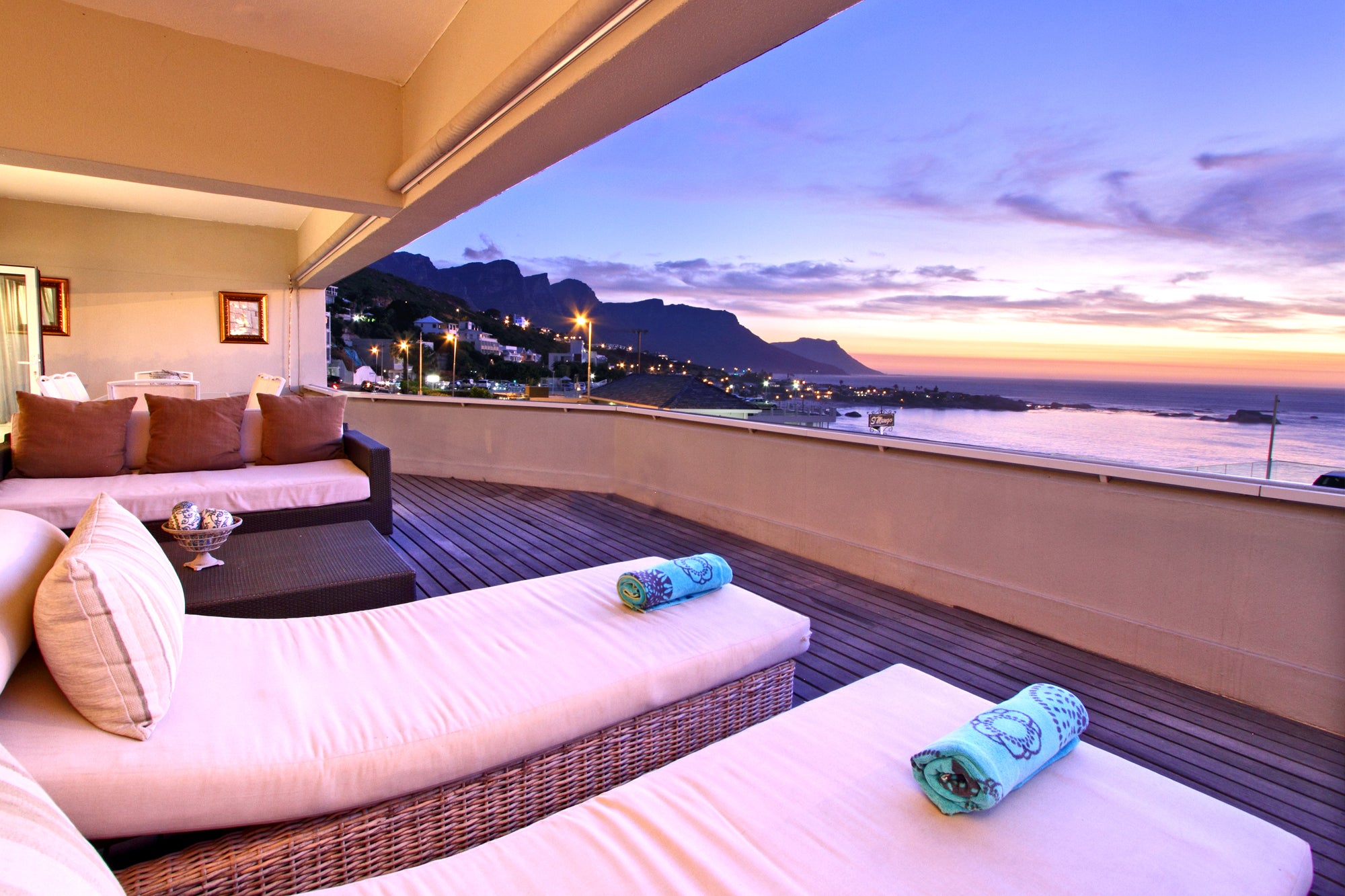 Private sun loungers with a view of the ocean