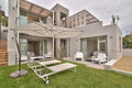 Alto Livello - Small garden with two sun loungers