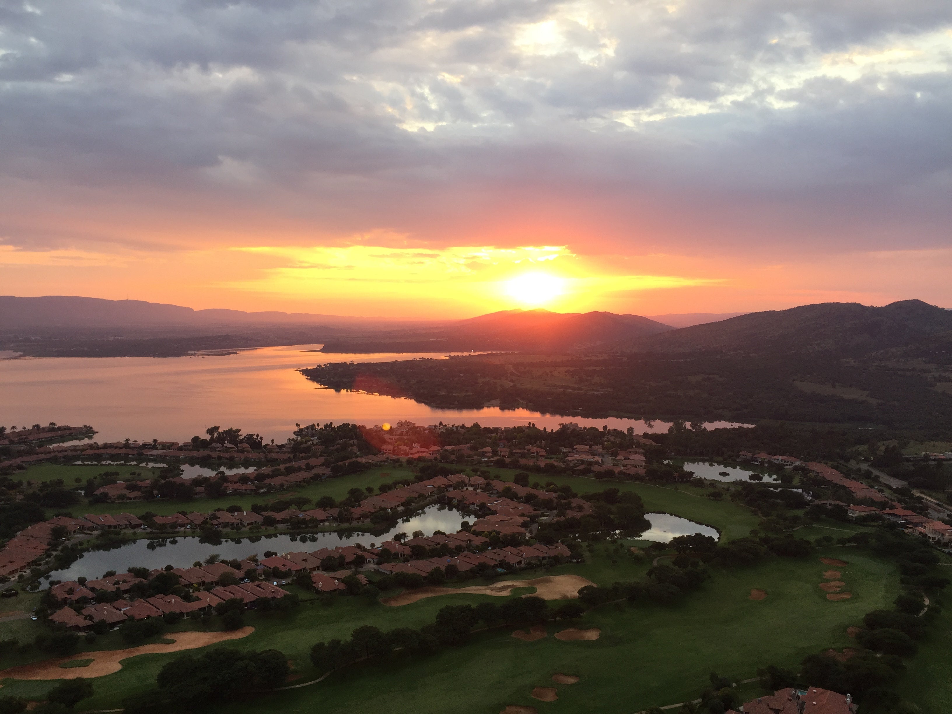 An exquisite sunrise over Hartbeespoort Dam with Life Ballooning