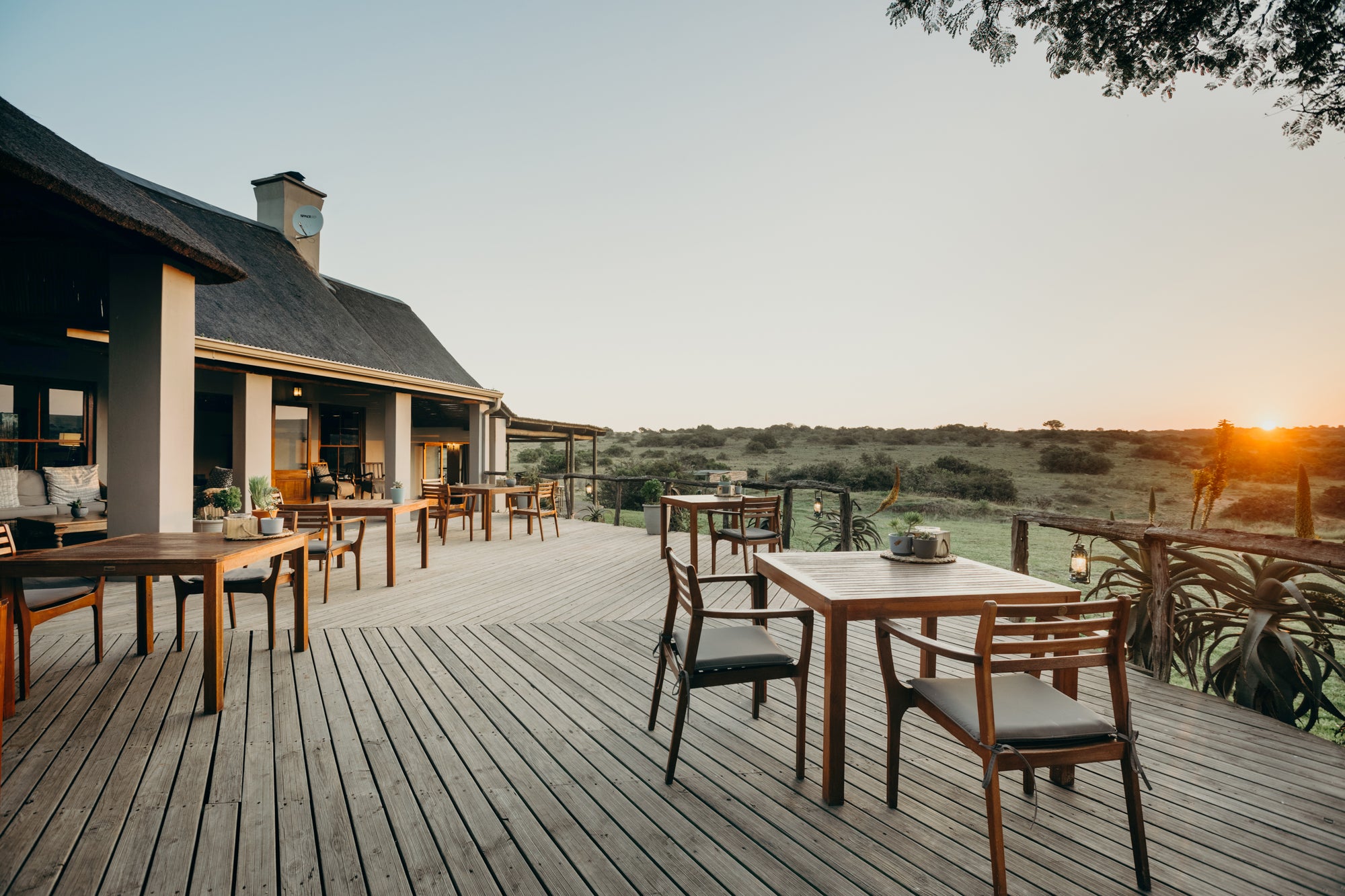 Hlosi Game Lodge on Amakhala Private Game Reserve