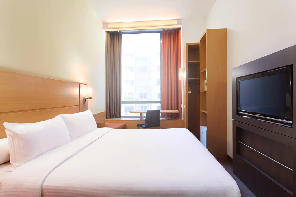 Queen Room at Ibis Singapore Novena Hotel, Singapore City, Singapore.