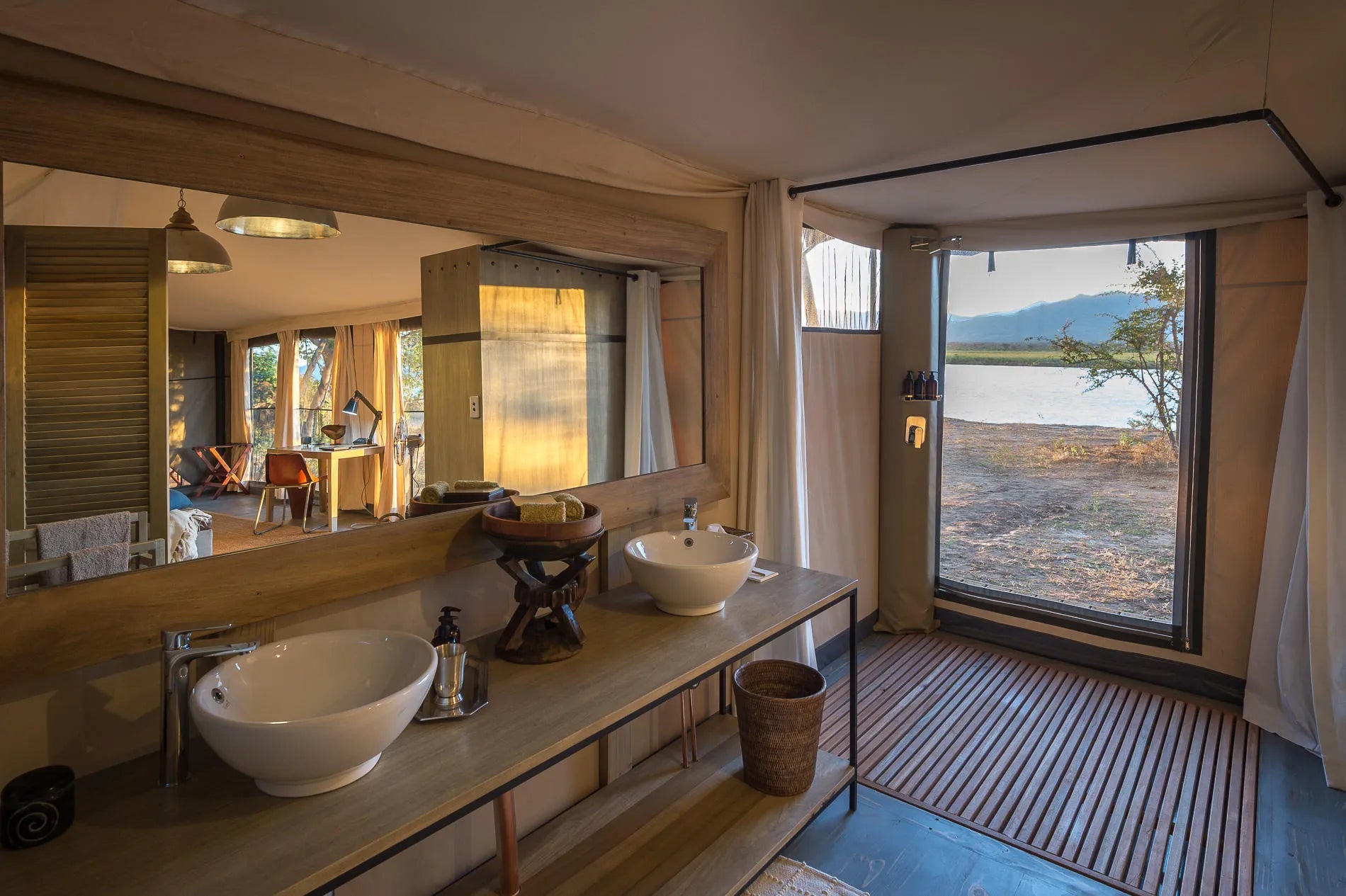 Accommodation at Wilderness Ruckomechi