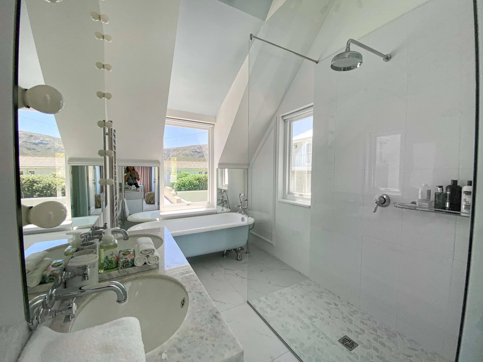 Room gallery image 3.