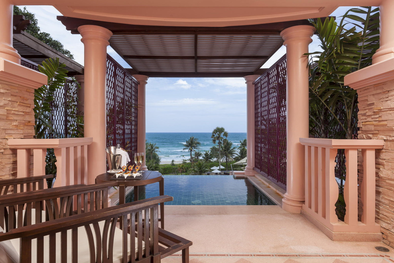 DELUXE POOL SUITE