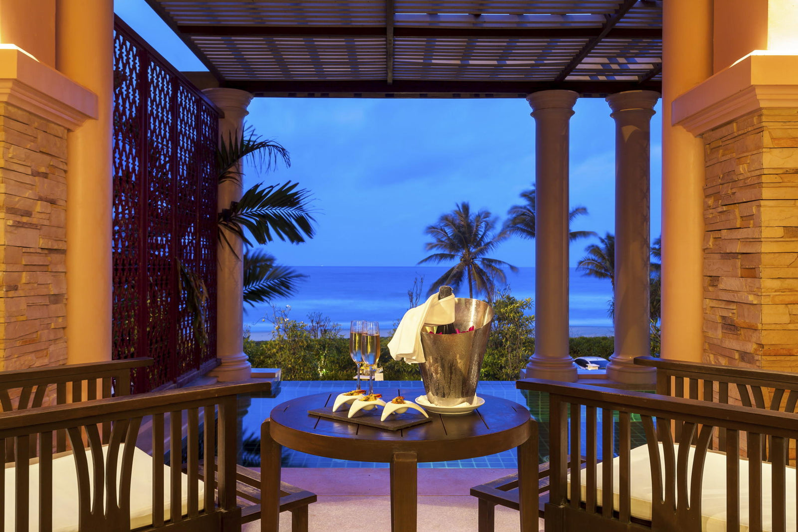 LUXURY POOL SUITE