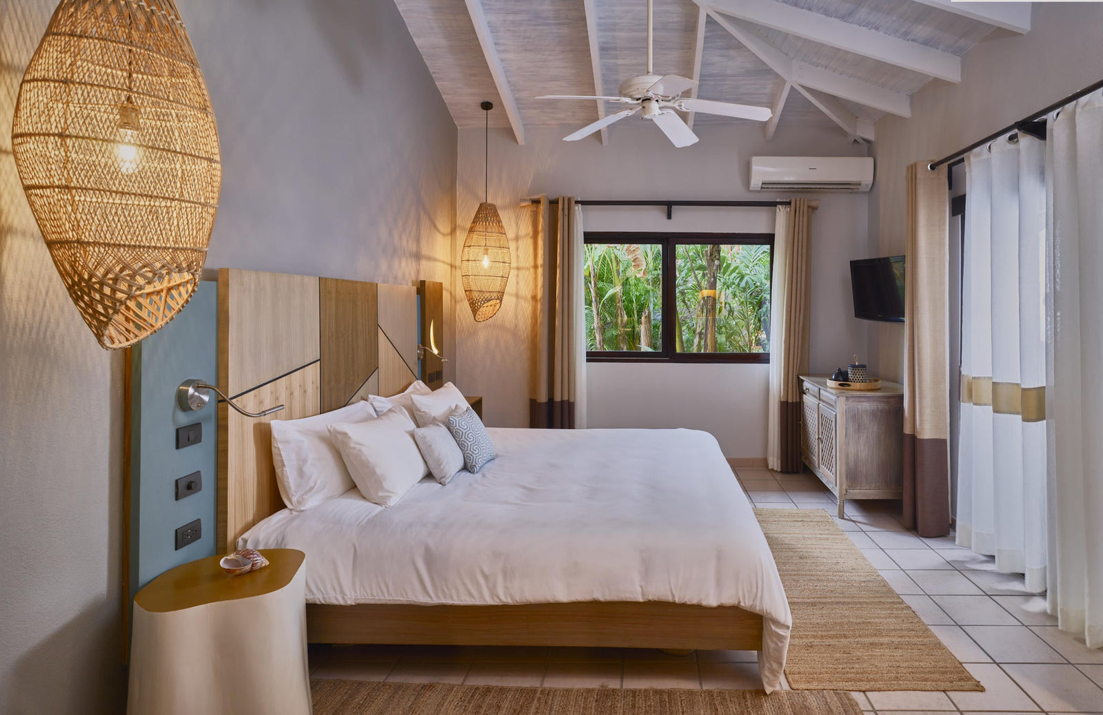 Deluxe Room King Bed