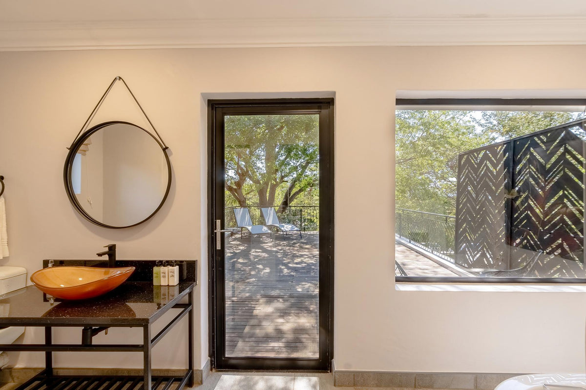 Superior Honeymoon Suite gallery image 4