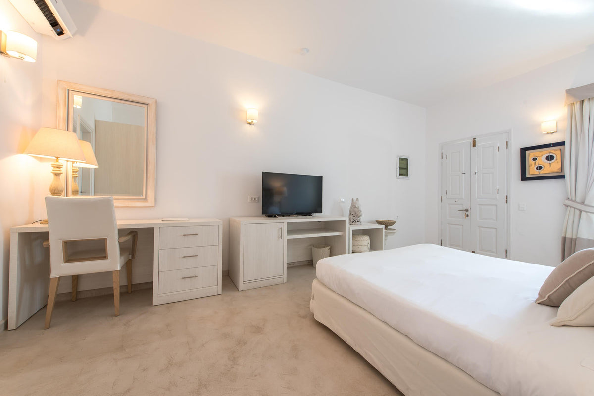 Junior Villa with Outdoor Heated Pool gallery image 4